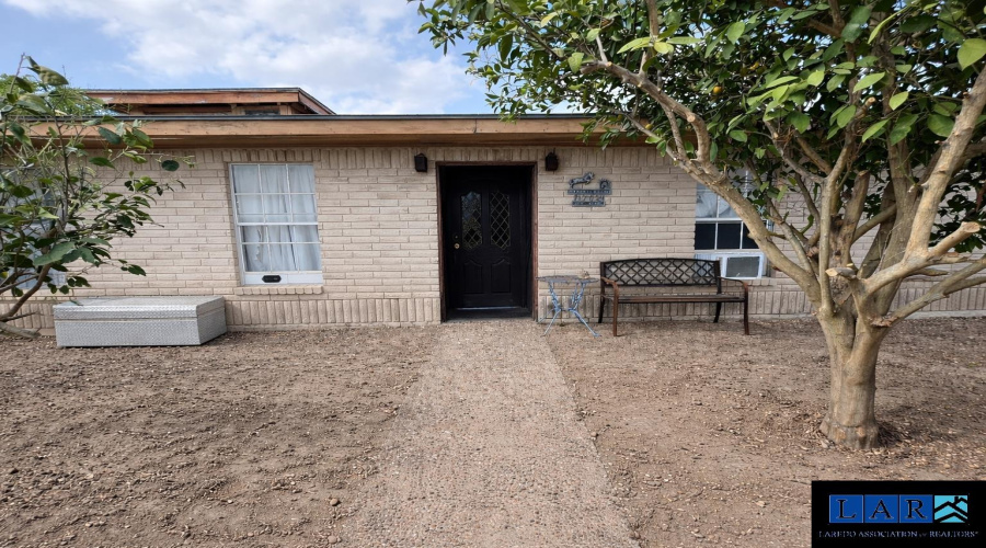 1702 Elm St, Zapata, Texas 78076, 6 Bedrooms Bedrooms, 10 Rooms Rooms,4 BathroomsBathrooms,Residential,For Sale,1702 Elm St,20260951