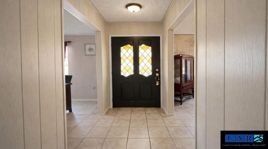 1702 Elm St, Zapata, Texas 78076, 6 Bedrooms Bedrooms, 10 Rooms Rooms,4 BathroomsBathrooms,Residential,For Sale,1702 Elm St,20260951