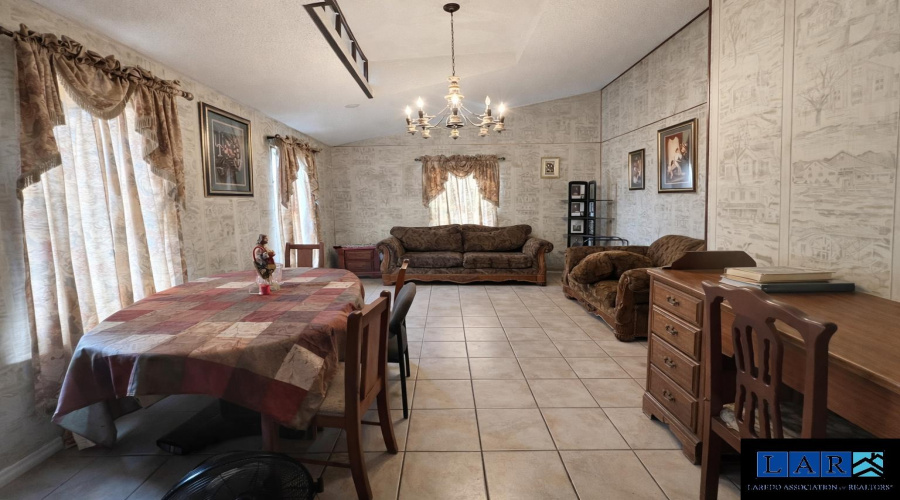 1702 Elm St, Zapata, Texas 78076, 6 Bedrooms Bedrooms, 10 Rooms Rooms,4 BathroomsBathrooms,Residential,For Sale,1702 Elm St,20260951