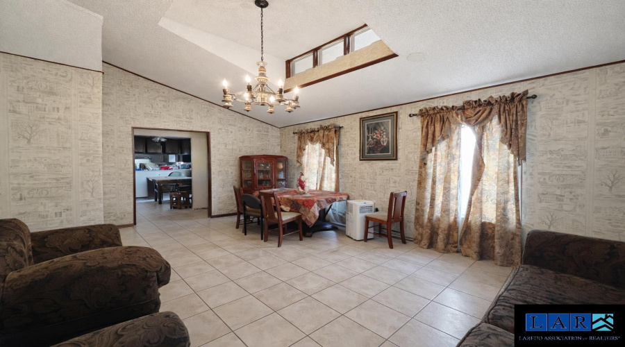 1702 Elm St, Zapata, Texas 78076, 6 Bedrooms Bedrooms, 10 Rooms Rooms,4 BathroomsBathrooms,Residential,For Sale,1702 Elm St,20260951