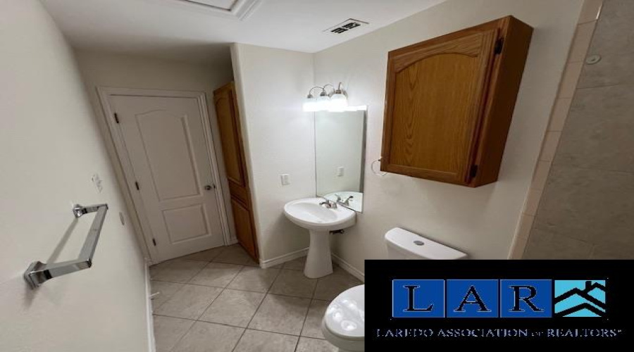 1000 Ranchway Dr, Laredo, Texas 78045, 3 Bedrooms Bedrooms, 6 Rooms Rooms,3 BathroomsBathrooms,Residential,For Rent,1000 Ranchway Dr,20260956