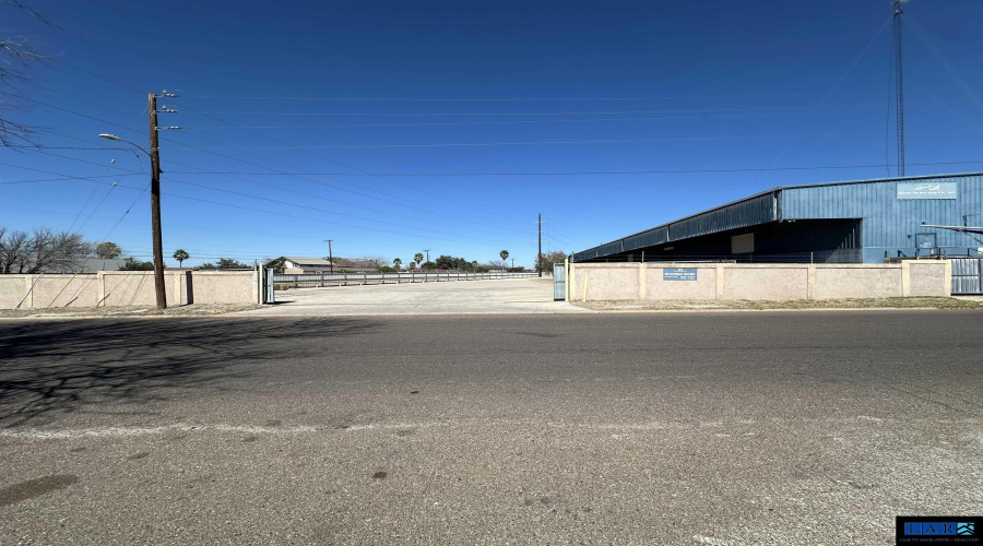 1910 Markley Ln, Laredo, Texas 78041, 1 Bedroom Bedrooms, 11 Rooms Rooms,1 BathroomBathrooms,Commercial/industrial,For Rent,1910 Markley Ln,20260969