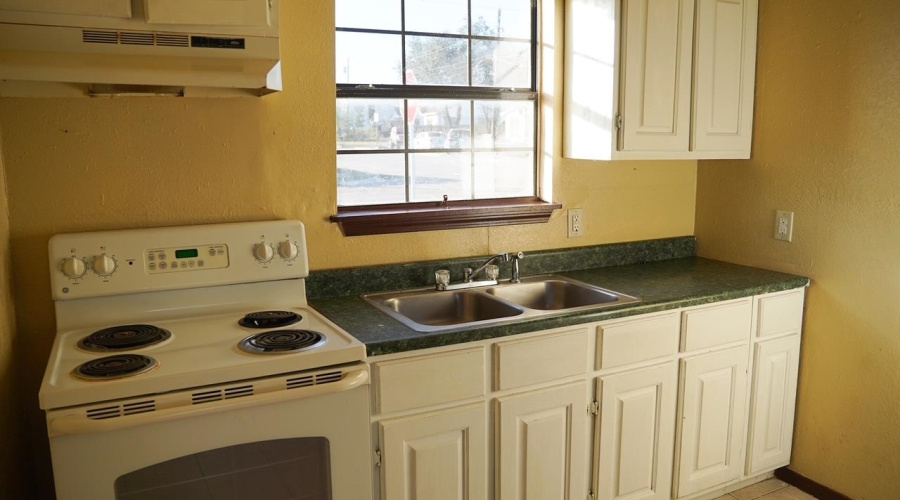 111 W Harald, Hebbronville, Texas 78361, ,Multi-family,For Sale,111 W Harald,20260978