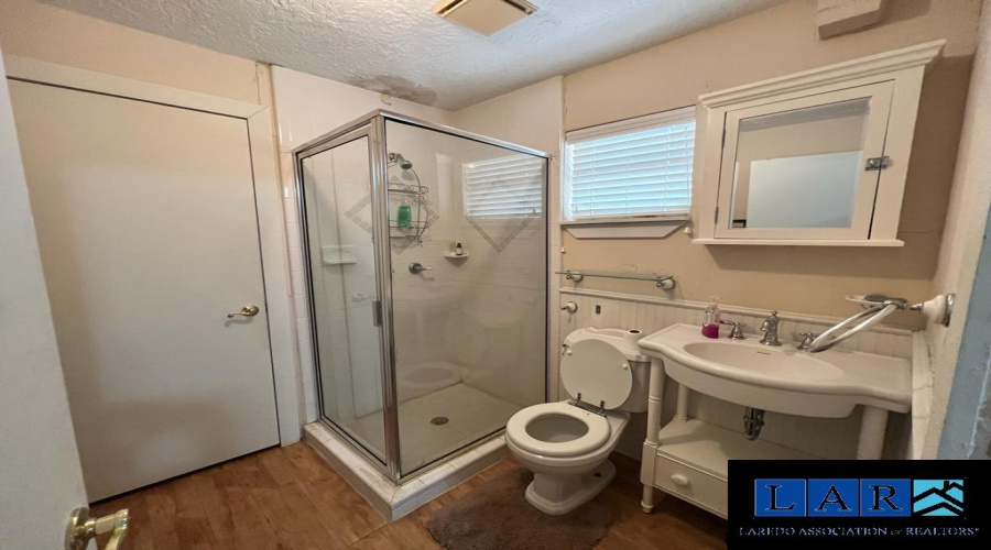 130 N. Jab Dr., Zapata, Texas 78076, 6 Bedrooms Bedrooms, 8 Rooms Rooms,3 BathroomsBathrooms,Residential,For Rent,130 N. Jab Dr.,20260968