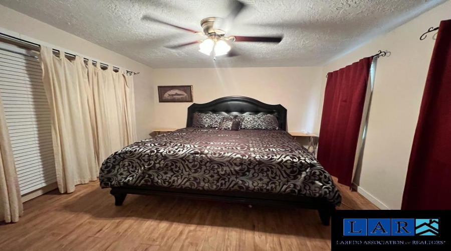 130 N. Jab Dr., Zapata, Texas 78076, 6 Bedrooms Bedrooms, 8 Rooms Rooms,3 BathroomsBathrooms,Residential,For Rent,130 N. Jab Dr.,20260968