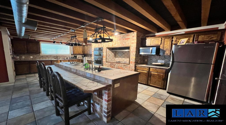 130 N. Jab Dr., Zapata, Texas 78076, 6 Bedrooms Bedrooms, 8 Rooms Rooms,3 BathroomsBathrooms,Residential,For Rent,130 N. Jab Dr.,20260968