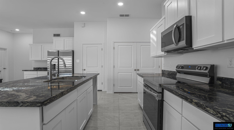 5428 Encanto Dr., Laredo, Texas 78046-5283, 4 Bedrooms Bedrooms, 6 Rooms Rooms,2 BathroomsBathrooms,Residential,For Rent,5428 Encanto Dr.,20260970