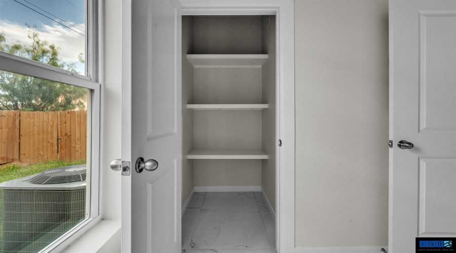 504 Gale Ct, Laredo, Texas 78041, 3 Bedrooms Bedrooms, 5 Rooms Rooms,2 BathroomsBathrooms,Residential,For Rent,504 Gale Ct,20260986