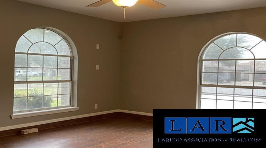 8509 Valley View Cir, Laredo, Texas 78045, 5 Bedrooms Bedrooms, 7 Rooms Rooms,3 BathroomsBathrooms,Residential,For Rent,8509 Valley View Cir,20260991