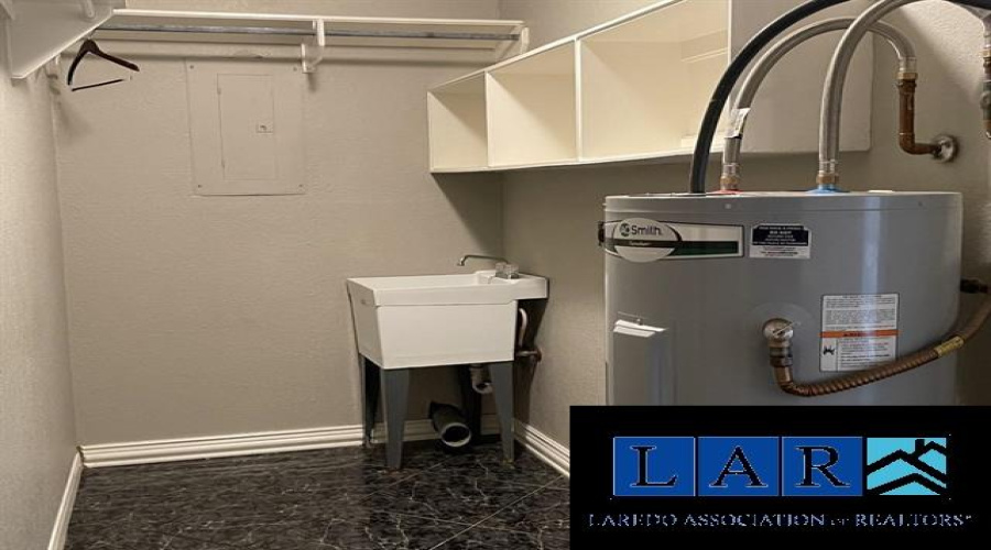 8509 Valley View Cir, Laredo, Texas 78045, 5 Bedrooms Bedrooms, 7 Rooms Rooms,3 BathroomsBathrooms,Residential,For Rent,8509 Valley View Cir,20260991