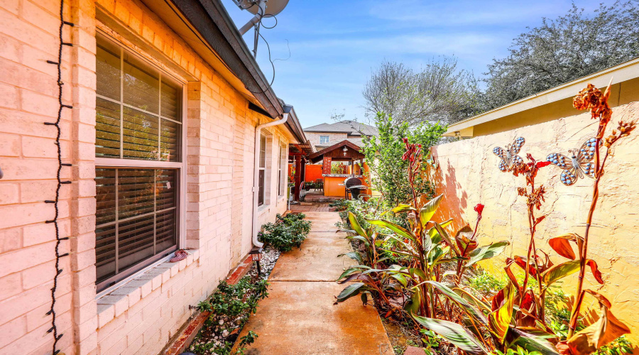 110 Lagos Ave, LAREDO, Texas 78045, 3 Bedrooms Bedrooms, 6 Rooms Rooms,2 BathroomsBathrooms,Residential,For Sale,110 Lagos Ave,20260998