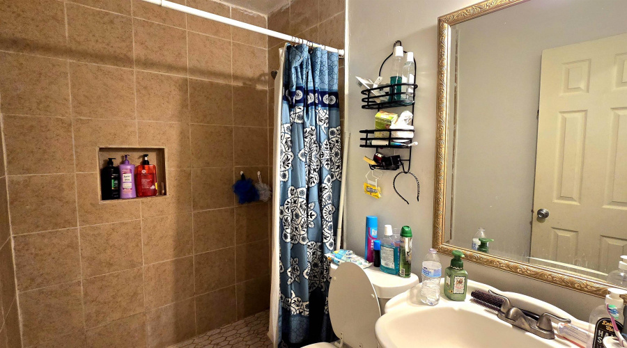 103 Malaga Dr, Laredo, Texas 78046, 4 Bedrooms Bedrooms, 6 Rooms Rooms,3 BathroomsBathrooms,Residential,For Sale,103 Malaga Dr,20261000