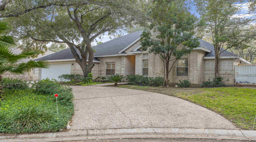 3004 Crest Oak Cir, Laredo, Texas 78045, 4 Bedrooms Bedrooms, 7 Rooms Rooms,2 BathroomsBathrooms,Residential,For Sale,3004 Crest Oak Cir,20261007