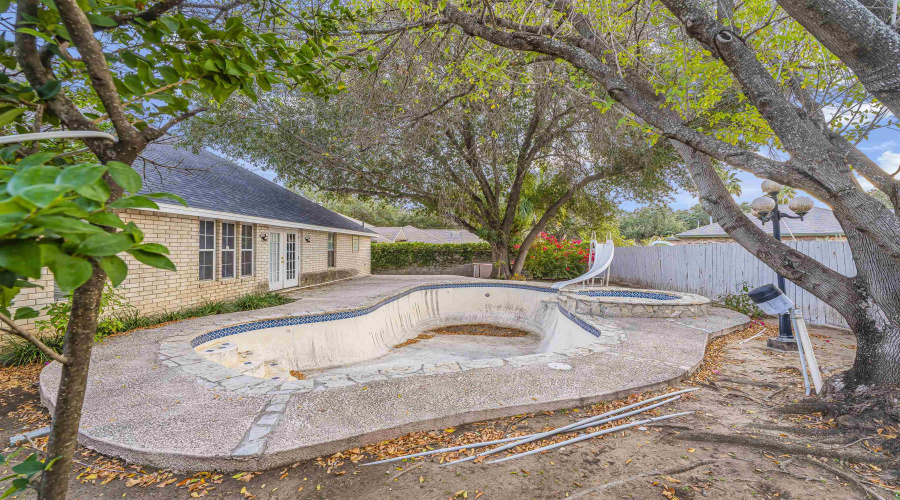 3004 Crest Oak Cir, Laredo, Texas 78045, 4 Bedrooms Bedrooms, 7 Rooms Rooms,2 BathroomsBathrooms,Residential,For Sale,3004 Crest Oak Cir,20261007