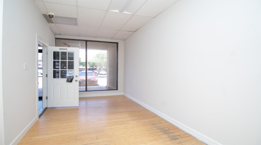 201 E Hillside Dr., Laredo, Texas 78041, ,1 BathroomBathrooms,Commercial retail/office,For Rent,201 E Hillside Dr.,20261016