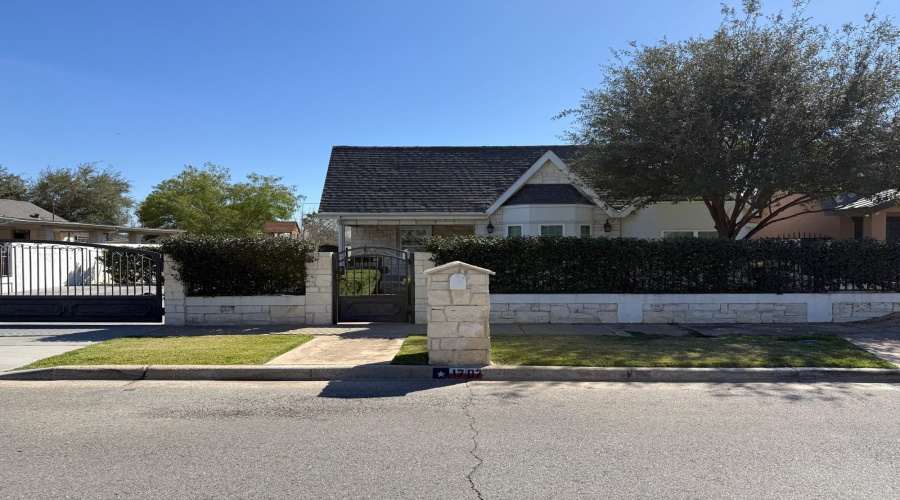 1707 Galveston St, Laredo, Texas 78043, 4 Bedrooms Bedrooms, 6 Rooms Rooms,3 BathroomsBathrooms,Residential,For Rent,1707 Galveston St,20261014