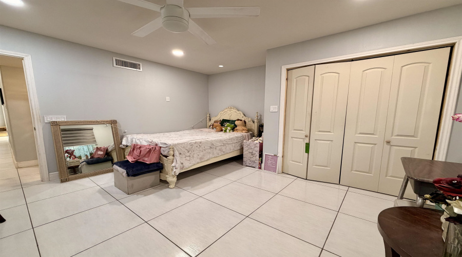 1717 Hendricks Ave, Laredo, Texas 78040, 3 Bedrooms Bedrooms, 5 Rooms Rooms,2 BathroomsBathrooms,Residential,For Sale,1717 Hendricks Ave,20261027