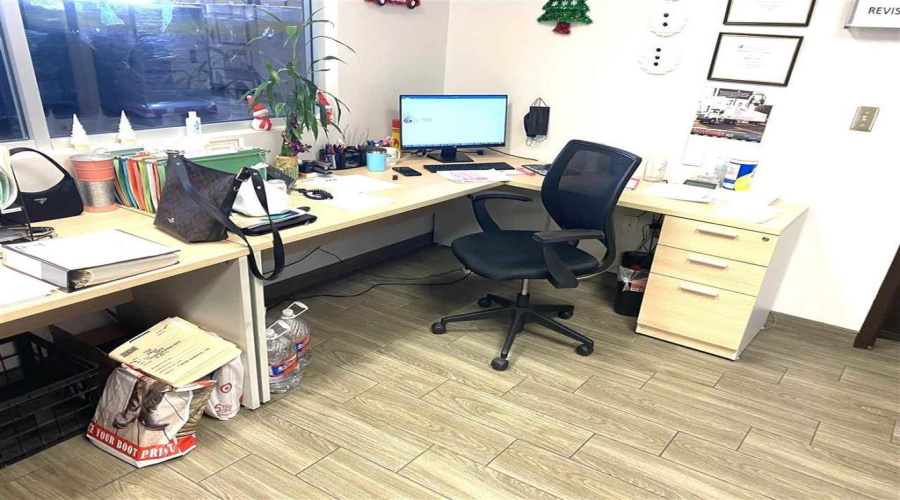 405 Logistic Dr, Laredo, Texas 78045, 1 Bedroom Bedrooms, 21 Rooms Rooms,2 BathroomsBathrooms,Commercial/industrial,For Rent,405 Logistic Dr,20261033