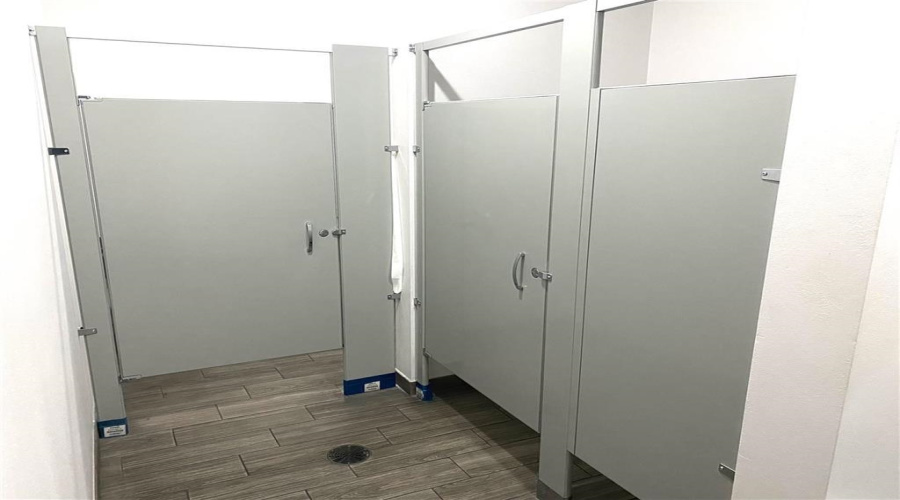 405 Logistic Dr, Laredo, Texas 78045, 1 Bedroom Bedrooms, 21 Rooms Rooms,2 BathroomsBathrooms,Commercial/industrial,For Rent,405 Logistic Dr,20261033