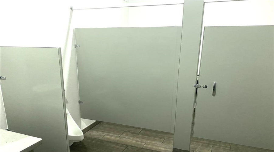 405 Logistic Dr, Laredo, Texas 78045, 1 Bedroom Bedrooms, 21 Rooms Rooms,2 BathroomsBathrooms,Commercial/industrial,For Rent,405 Logistic Dr,20261033