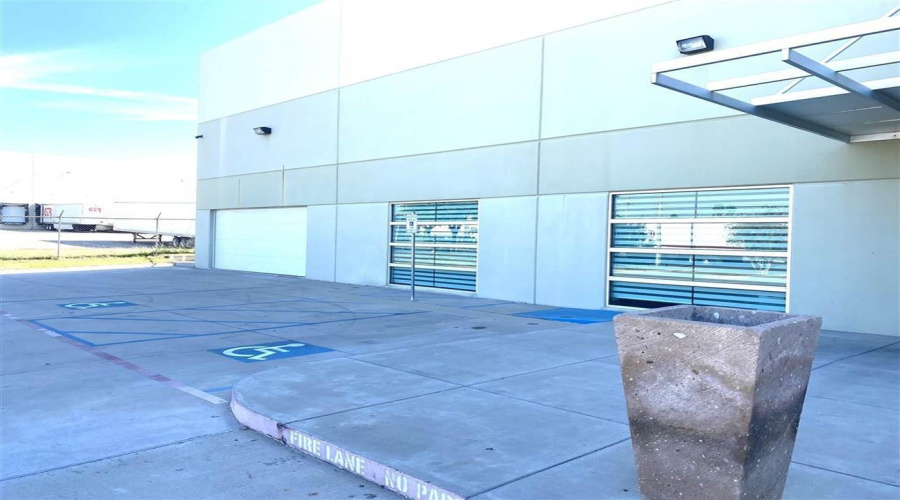 405 Logistic Dr, Laredo, Texas 78045, 1 Bedroom Bedrooms, 21 Rooms Rooms,2 BathroomsBathrooms,Commercial/industrial,For Rent,405 Logistic Dr,20261033