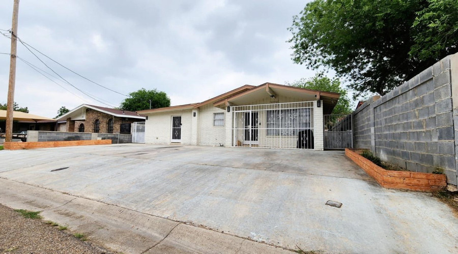 318 E Cherry Lane, Laredo, Texas 78041, 4 Bedrooms Bedrooms, 6 Rooms Rooms,2 BathroomsBathrooms,Residential,For Sale,318 E Cherry Lane,20261028