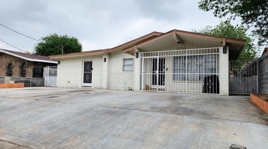 318 E Cherry Lane, Laredo, Texas 78041, 4 Bedrooms Bedrooms, 6 Rooms Rooms,2 BathroomsBathrooms,Residential,For Sale,318 E Cherry Lane,20261028