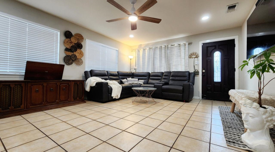 318 E Cherry Lane, Laredo, Texas 78041, 4 Bedrooms Bedrooms, 6 Rooms Rooms,2 BathroomsBathrooms,Residential,For Sale,318 E Cherry Lane,20261028