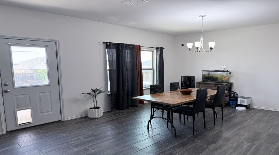 5615 Palestine Dr, Laredo, Texas 78046-5255, 4 Bedrooms Bedrooms, 6 Rooms Rooms,2 BathroomsBathrooms,Residential,For Sale,5615 Palestine Dr,20261034