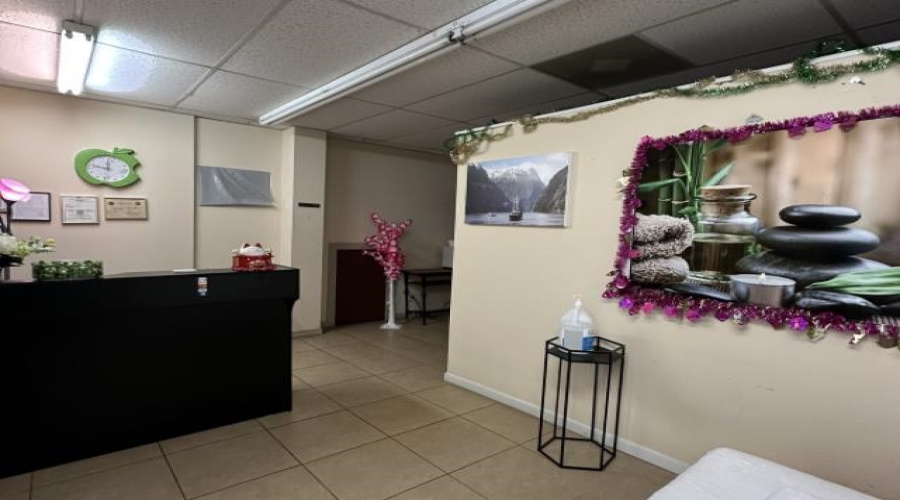 620 W Calton Rd, Laredo, Texas 78041, 1 Room Rooms,2 BathroomsBathrooms,Commercial retail/office,For Sale,620 W Calton Rd,20261036