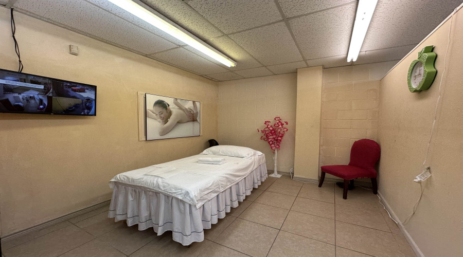 620 W Calton Rd, Laredo, Texas 78041, 1 Room Rooms,2 BathroomsBathrooms,Commercial retail/office,For Sale,620 W Calton Rd,20261036