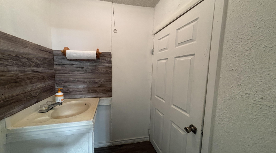 810 E Saunders St, Laredo, Texas 78041, 1 Room Rooms,1 BathroomBathrooms,Commercial retail/office,For Rent,810 E Saunders St,20261040