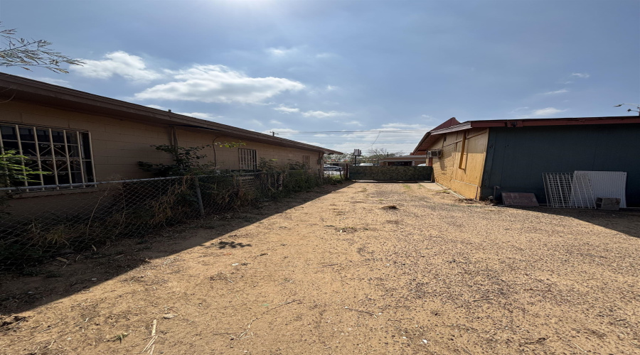 810 E Saunders St, Laredo, Texas 78041, 1 Room Rooms,1 BathroomBathrooms,Commercial retail/office,For Rent,810 E Saunders St,20261040