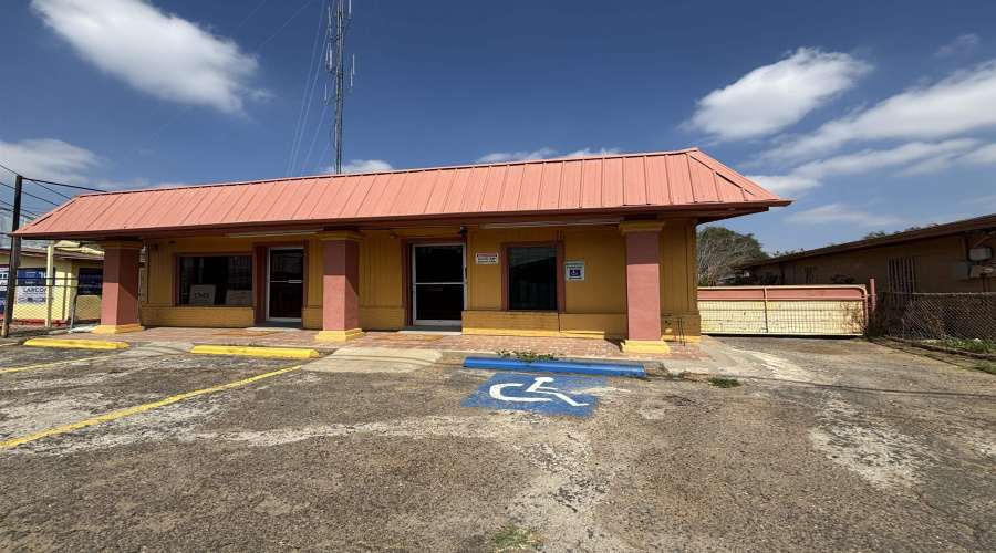 810 E Saunders St, Laredo, Texas 78041, 1 Room Rooms,1 BathroomBathrooms,Commercial retail/office,For Rent,810 E Saunders St,20261040