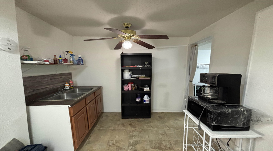 810 E Saunders St, Laredo, Texas 78041, 1 Room Rooms,1 BathroomBathrooms,Commercial retail/office,For Rent,810 E Saunders St,20261040