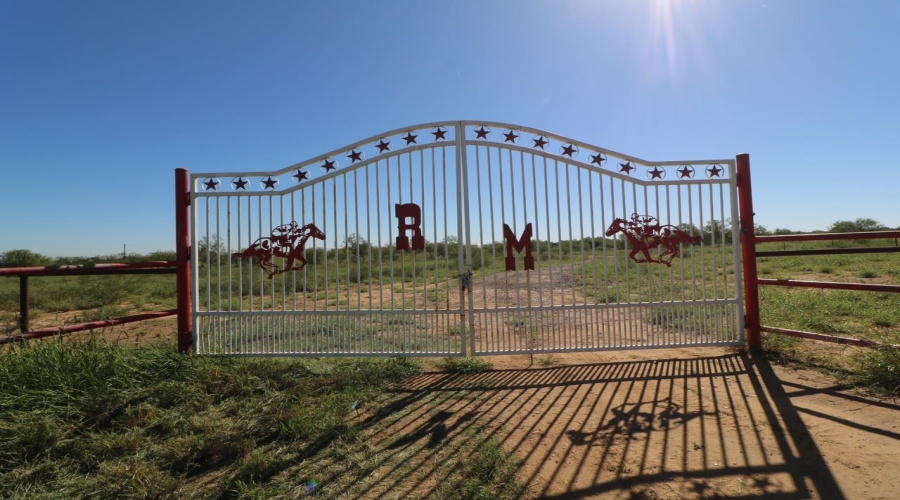 001 IH-35, Encinal, Texas 78019, ,Land,For Sale,001 IH-35,20261037