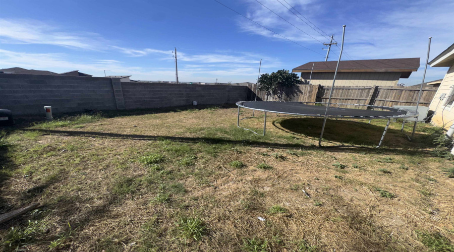 2209 Los Pinos Dr, Laredo, Texas 78046, 3 Bedrooms Bedrooms, 5 Rooms Rooms,2 BathroomsBathrooms,Residential,For Sale,2209 Los Pinos Dr,20255345