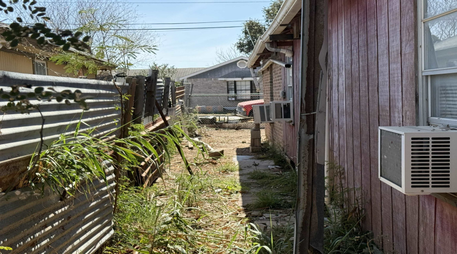 404 W Plum St, Laredo, Texas 78040, 3 Bedrooms Bedrooms, 3 Rooms Rooms,2 BathroomsBathrooms,Residential,For Sale,404 W Plum St,20261042