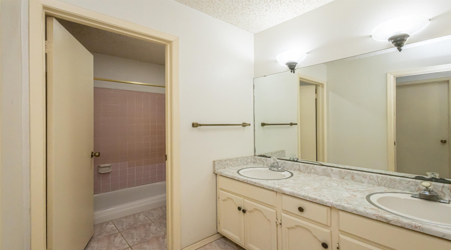 202 Ranch Rd, Laredo, Texas 78043, 3 Bedrooms Bedrooms, 5 Rooms Rooms,2 BathroomsBathrooms,Residential,For Sale,202 Ranch Rd,20261045