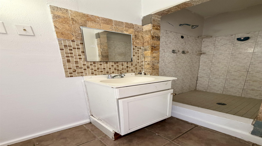 2717 Santa Clara St, Laredo, Texas 78046, 3 Bedrooms Bedrooms, 5 Rooms Rooms,2 BathroomsBathrooms,Residential,For Sale,2717 Santa Clara St,20261064