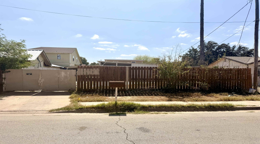 2717 Santa Clara St, Laredo, Texas 78046, 3 Bedrooms Bedrooms, 5 Rooms Rooms,2 BathroomsBathrooms,Residential,For Sale,2717 Santa Clara St,20261064