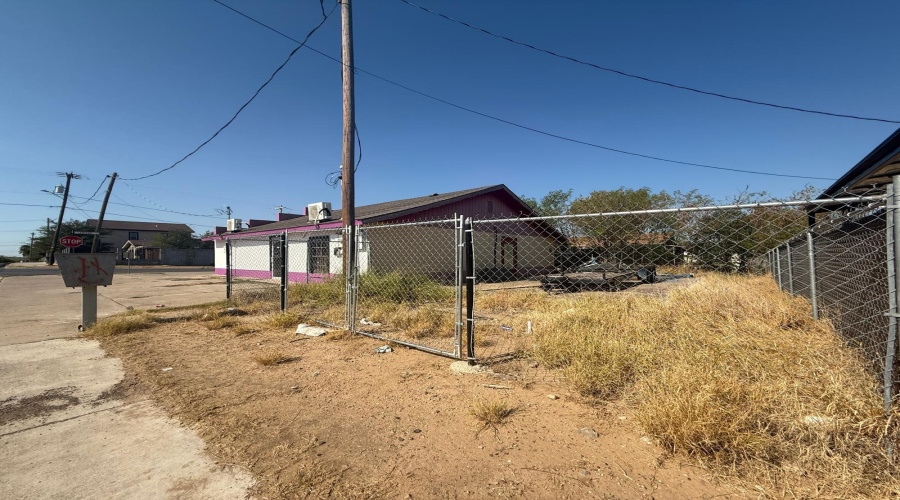 1402 Centeno Ln, Rio Bravo, Texas 78046, 1 Room Rooms,2 BathroomsBathrooms,Commercial retail/office,For Rent,1402 Centeno Ln,20261106