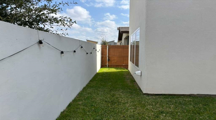 412 Deer Path Loop, Laredo, Texas 78045, 3 Bedrooms Bedrooms, 6 Rooms Rooms,2 BathroomsBathrooms,Residential,For Sale,412 Deer Path Loop,20261111