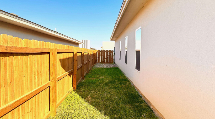 1426 Los Estribos Dr., LAREDO, Texas 78046, 3 Bedrooms Bedrooms, 5 Rooms Rooms,2 BathroomsBathrooms,Residential,For Rent,1426 Los Estribos Dr.,20261113