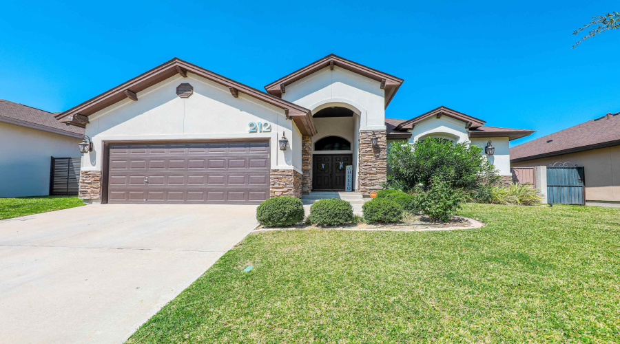 212 Bur Oak Dr, Laredo, Texas 78045, 3 Bedrooms Bedrooms, 6 Rooms Rooms,2 BathroomsBathrooms,Residential,For Sale,212 Bur Oak Dr,20261126