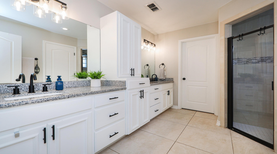 212 Bur Oak Dr, Laredo, Texas 78045, 3 Bedrooms Bedrooms, 6 Rooms Rooms,2 BathroomsBathrooms,Residential,For Sale,212 Bur Oak Dr,20261126