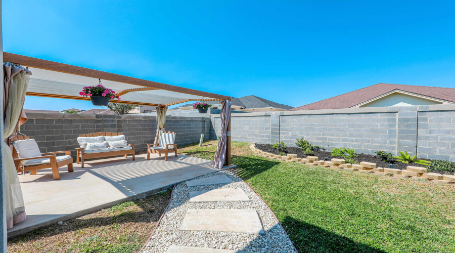 212 Bur Oak Dr, Laredo, Texas 78045, 3 Bedrooms Bedrooms, 6 Rooms Rooms,2 BathroomsBathrooms,Residential,For Sale,212 Bur Oak Dr,20261126