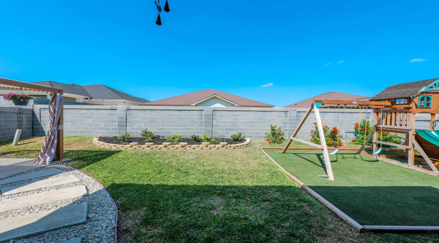 212 Bur Oak Dr, Laredo, Texas 78045, 3 Bedrooms Bedrooms, 6 Rooms Rooms,2 BathroomsBathrooms,Residential,For Sale,212 Bur Oak Dr,20261126