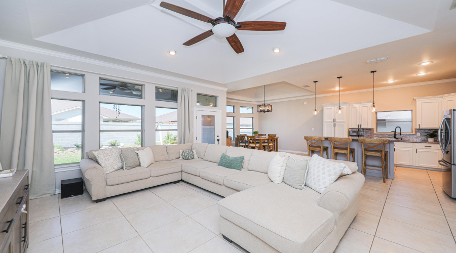 212 Bur Oak Dr, Laredo, Texas 78045, 3 Bedrooms Bedrooms, 6 Rooms Rooms,2 BathroomsBathrooms,Residential,For Sale,212 Bur Oak Dr,20261126