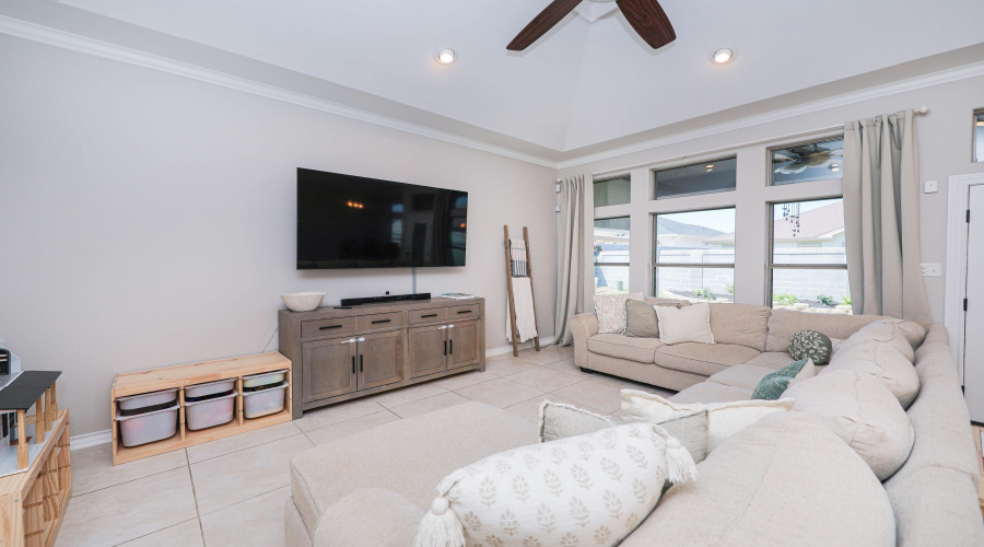 212 Bur Oak Dr, Laredo, Texas 78045, 3 Bedrooms Bedrooms, 6 Rooms Rooms,2 BathroomsBathrooms,Residential,For Sale,212 Bur Oak Dr,20261126